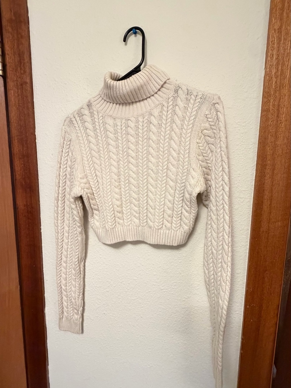 La Hearts Cropped Cable Turtleneck Sweater in Cream